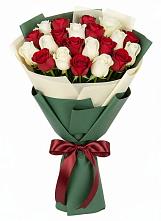 Букет Микс из красных и белых роз в Прокудском