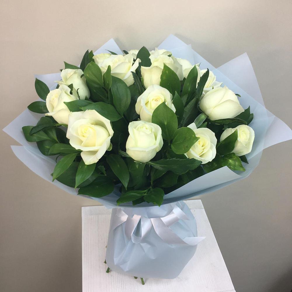 Букет 15 Белых роз Проуд в Прокудском