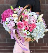 Композиция солнечный день в Прокудском Цветочная композиция из Розы, Хризантемы, Пионы и Лизиантусы в корзине в Прокудском