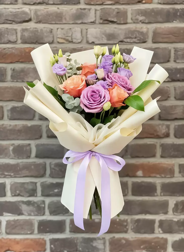 Букет цветов из: Лизиантусы и Розы в Прокудском