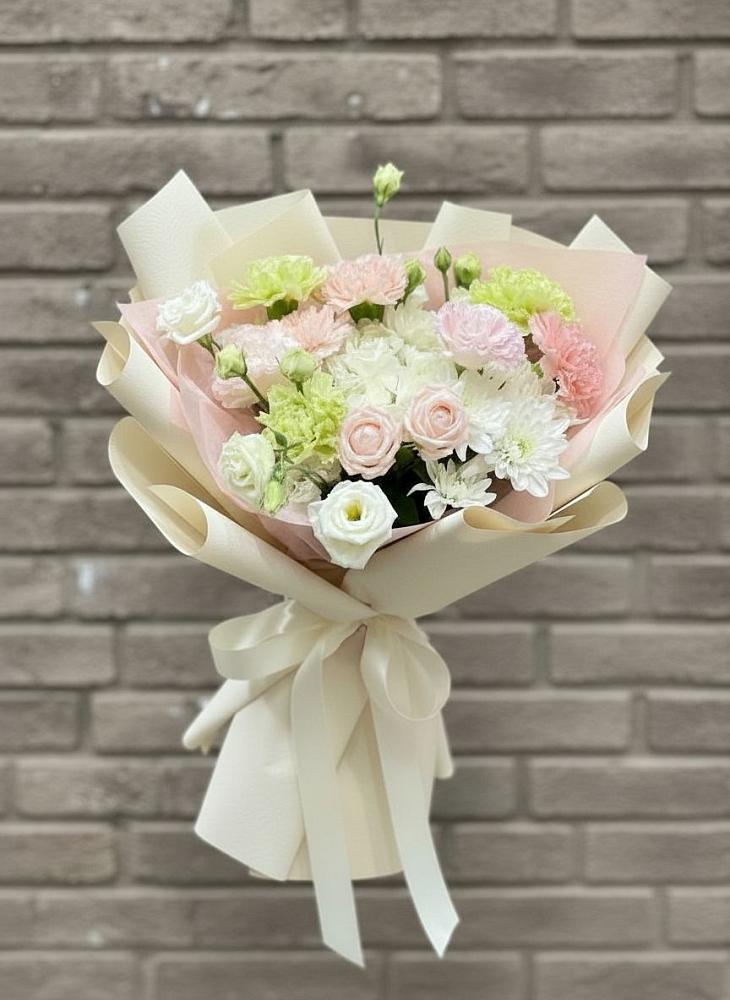 Букет цветов из: Гвоздики, Розы, Лизиантусы и Хризантемы в Прокудском