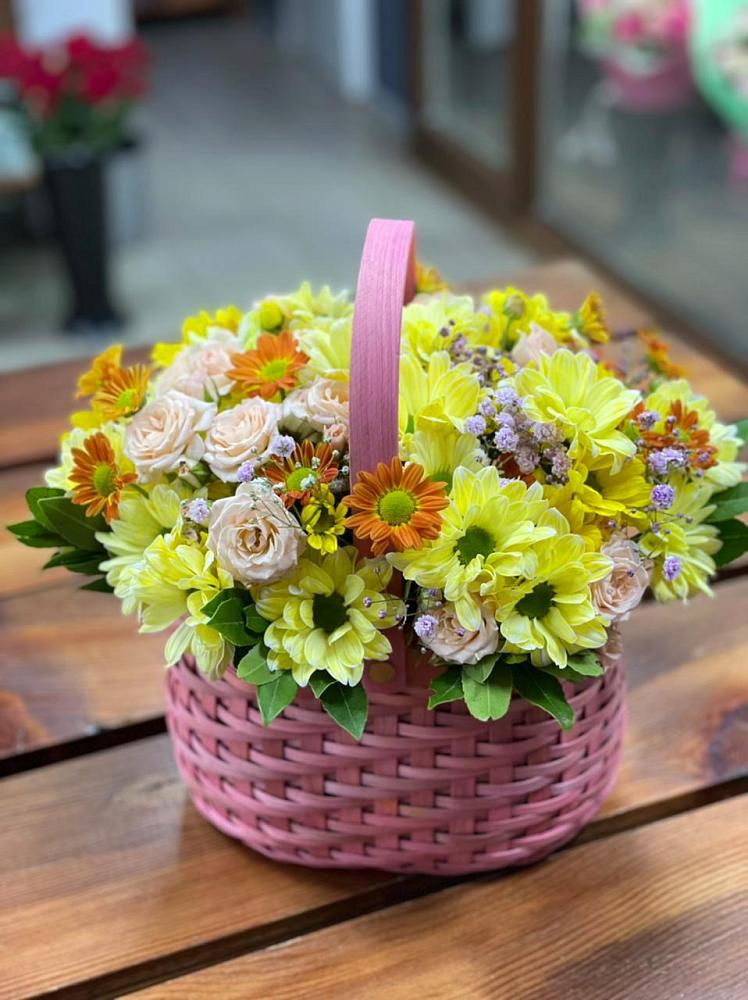 Цветочная композиция из Хризантемы и Розы в корзине в Прокудском