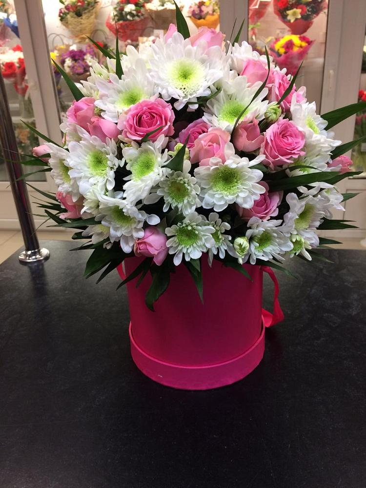 Цветочная композиция из Розы и Хризантемы в шляпной коробке в Прокудском