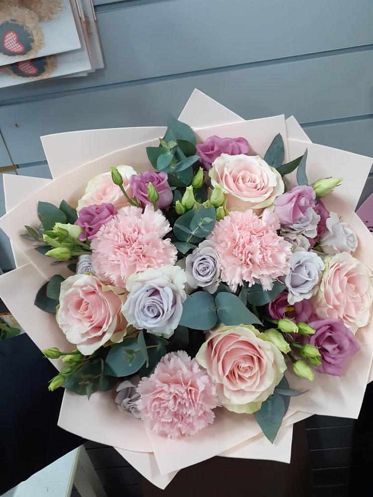 Букет цветов из: Розы, Гвоздики и Лизиантусы в Прокудском